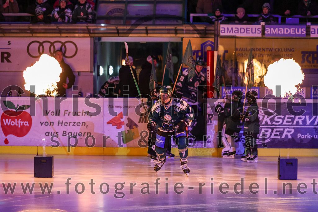 2025-12-28_027_TSV_Erding_gegen_onesto_Tigers_Bayreuth | Erding, Deutschland, 28.12.2025:Eishockey, Oberliga Süd 2025 / 2026, 31. Spieltag, TSV Erding gegen onesto Tigers Bayreuth, Endergebnis: 6:5 n.V.Louis Trattner (Erding Gladiators, #7)Foto: Christian Riedel / fotografie-riedel.net