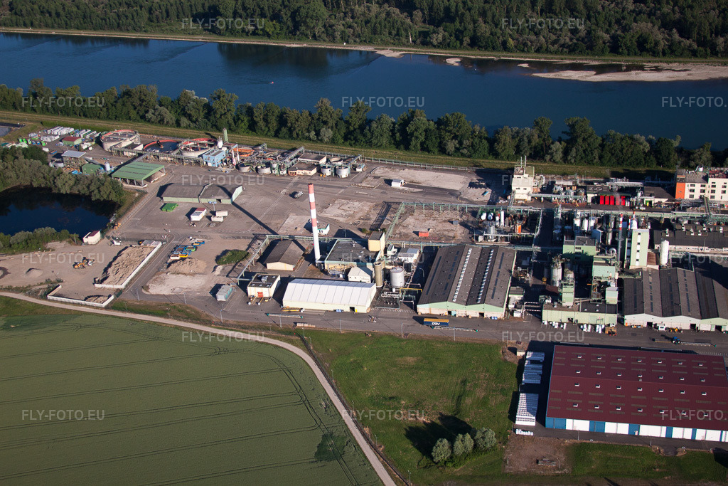 Vue aérienne: L'industrie sur le Rhin à Lauterbourg dans le département Bas Rhin, France.Photo: IMG_66562.jpg prise le 05/06/2014 par Werner Riehm/FLY-FOTO.euRésolution de l'original: 4752 x 3168 px