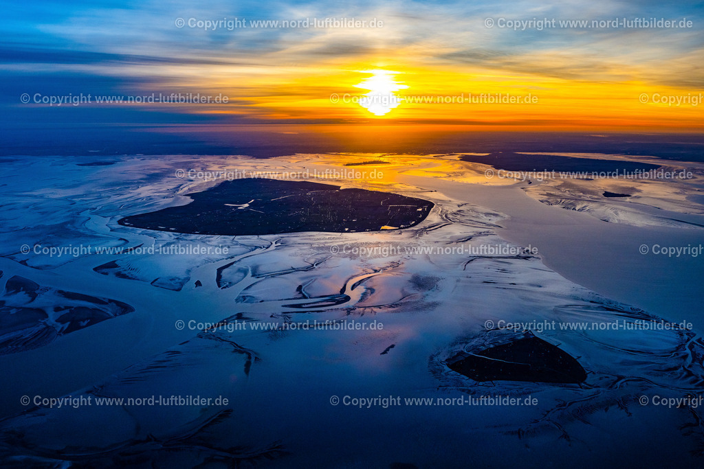 Hallig_Süderoog_Pellworm_Sonnenaufgang_ELS_3436010523 | SüDEROOG 01.05.2023 Küstenbereich der Nordsee- Hallig Süderoog mit Pellworm im Sonnenaufgang im Bundesland Schleswig-Holstein. // Coastal area of the North Sea Hallig Suederoog with Pellworm at sunrise in Schleswig-Holstein. Foto: Martin Elsen