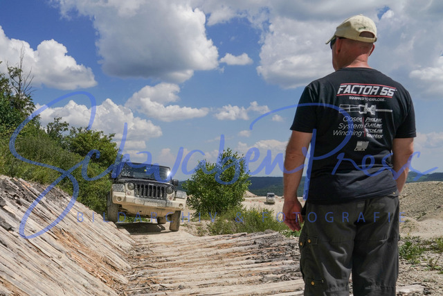 DSC09266 | Vierradfahrzeuge testen unterschiedliches Terrain - ueber Stock und Stein

Offroad Grundkurs im Steinbruch. Unterschiedliche Fahrgegebenheiten mit dem gelaendegaengigem Offroad-Fahrzeug. 

Deutschland, Geisingen, Steinbruch Meichle und Mohr, 10.06.2023