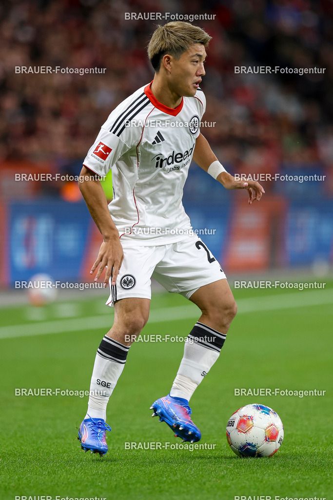 Bayer 04 Leverkusen vs Eintracht Frankfurt - Bundesliga  | Leverkusen, Deutschland, 12.09.25:   Ritsu Doan (Eintracht Frankfurt) in Aktion am Ball, Einzelaktion waehrend des Spiels der Bundesliga zwischen  Bayer 04 Leverkusen vs Eintracht Frankfurt in der BayArena(Foto von Brauer-Fotoagentur / Adrian Schlueter)