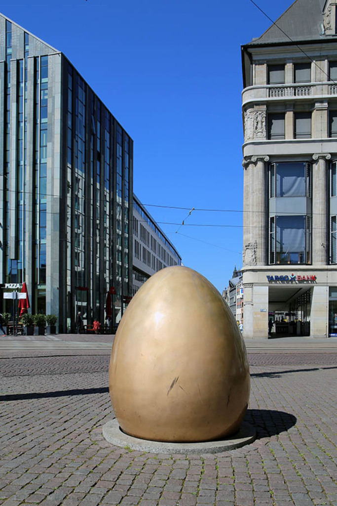 Foto: Leipzig - Glocke der Demokratie - Blick zur Grimmaischen Straße | Das Team hinter BILDLEXIKON LEIPZIG bündelt historische wie aktuelle Informationen über die Stadt Leipzig in Text und Bild auf einer Plattform und stellt diese der interessierten Öffentlichkeit zur Verfügung.