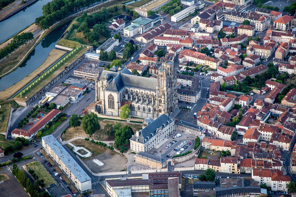 Vue aérienne: Cathédrale Saint-Étienne à Toul dans le département Meurthe et Moselle, France. Photo: IMG_083477.jpg prise le 13/07/2015 par Werner Riehm/FLY-FOTO.eu – Résolution de l'original: 5472 x 3648 px