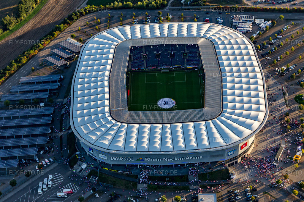 Luftbild: Sportstätten-Gelände der Arena des Stadion WIRSOL Rhein-Neckar-Arena an der Dietmar-Hopp-Straße. im Ortsteil Steinsfurt in Sinsheim im Bundesland Baden-Württemberg in Deutschland. Foto: IMG_111546.jpg vom 09.09.2018 durch Werner Riehm/FLY-FOTO.de