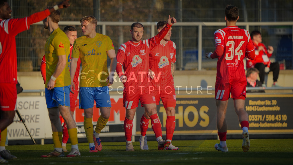 Fußball, Herren, Saison 2025/2026, Regionalliga Nordost, 22. Spieltag, FSV 63 Luckenwalde vs. Hallescher FC, Dienstag 07.04.2026, Werner-Seelenbinder-Stadion Luckenwalde, | Fußball, Herren, Saison 2025/2026, Regionalliga Nordost, 22. Spieltag, FSV 63 Luckenwalde vs. Hallescher FC, Dienstag 07.04.2026, Werner-Seelenbinder-Stadion Luckenwalde, Im Bild: Jubel beim HFC um Max Kulke (m.) nach seinem Treffer zum 0:1. - Realisiert mit Pictrs.com