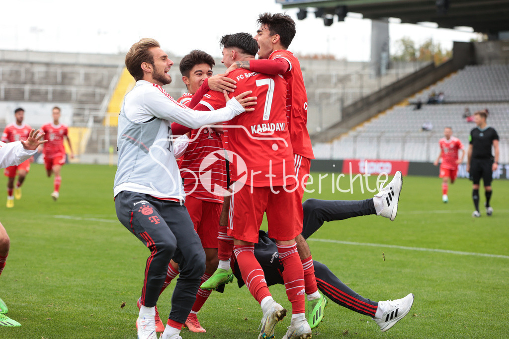 FC Bayern Amateure - FC Wuerzburger Kickers | DIe Bayern jubeln ueber den Siegtreffer von Yusuf KABADAYI (FCB #7)