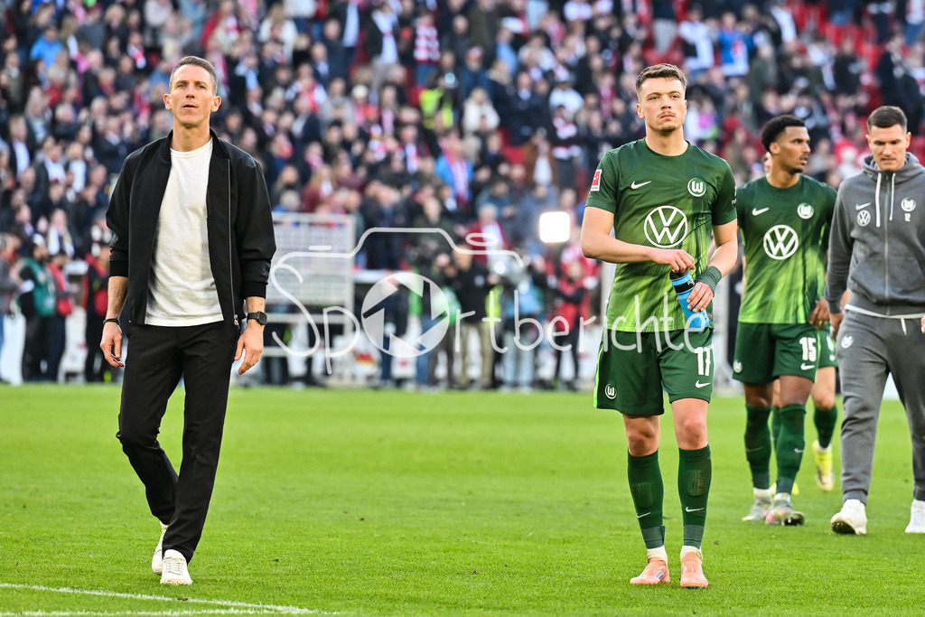 VfB Stuttgart - VfL Wolfsburg | STUTTGART, DEUTSCHLAND - 01. MÄRZ: hängende Köpfe und enttäuschte Blicke bei den Gästen nach dem Bundesligamatch zwischen dem VfB Stuttgart und dem VfL Wolfsburg am 24. Spieltag in der MHP-Arena / DFL REGULATIONS PROHIBIT ANY USE OF PHOTOGRAPHS AS IMAGE SEQUENCES AND/OR QUASI-VIDEO / Niederlage / Daniel BAUER Trainer VfL Wolfsburg / Dzenan PEJCINOVIC (VfL Wolfsburg 17)