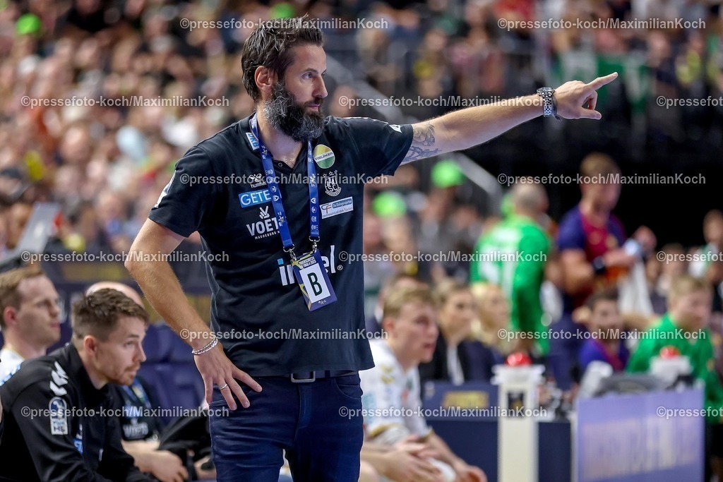 KoeEHF14062502062 | 14.06.2025, Handball, Halbfinale TruckScout24 EHF FINAL4, LANXESS arena Köln, FC Barcelona - SC Magdeburg: Cheftrainer Bennet Wiegert (Magdeburg #hc) gestikulierend am Spielfeldrand