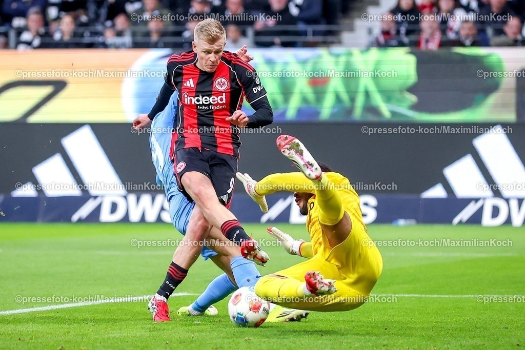 EFR01032601034 | 01.03.2026, Fußball, Eintracht Frankfurt - SC Freiburg, 1. Fußball Bundesliga, 24. Spieltag, Deutsche-Bank-Park (Frankfurt am Main), Saison 2025 2026: xe01 beim Schuss auf das Tor scheitert im Strafraum an Torwart Noah Atubolu&nbsp;(SC Freiburg #01)  DFB Regulations prohibit any use of photographs as image sequences and or quasi-video.