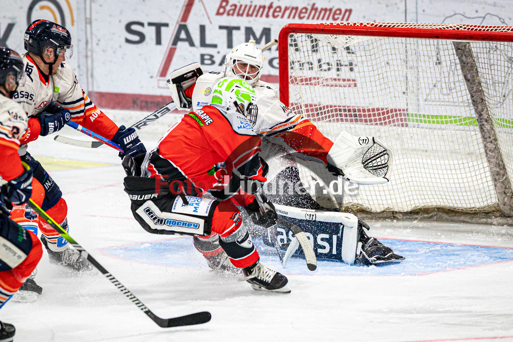 TSV Peißenberg MINERS vs ESC Kempten SHARKS | Eishockey Bayernliga Herren Vorrunde 2024/2025, TSV Peißenberg MINERS vs ESC Kempten SHARKS, 20241018,Torchance Anton ENGEL (MINERS 9),2024-10-18 in Peißenberg (Eisstadion)Anton ENGEL (MINERS 9), Jakob NERB (SHARKS Goalie 52)Copyright: WolfgangxLindner foto-lindner.de