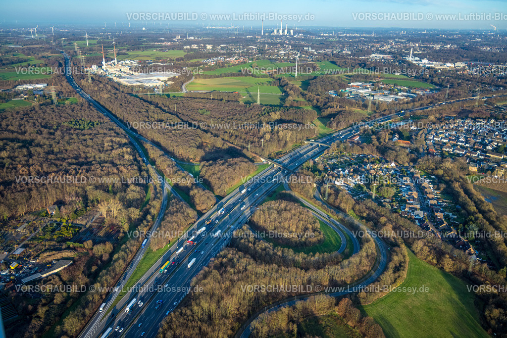 Bottrop251204242 | Luftbild, Autobahndreieck Bottrop mit Autobahn A31 und Autobahn A2 am Stadtwald, hinten Werk Pilkington Deutschland AG, Stadtwald, Bottrop, Ruhrgebiet, Nordrhein-Westfalen, Deutschland