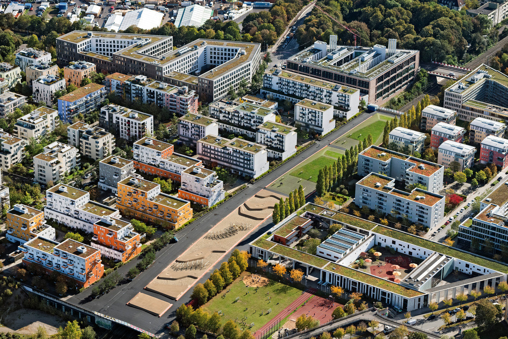dr__0054163.jpg | MüNCHEN 07.10.2024 Platz- Ensemble " Quartiersplatz Theresienhöhe " im Stadtgebiet am Max-Hirschberg-Weg im Ortsteil Schwantalerhöhe in München im Bundesland Bayern, Deutschland. Weiterführende Informationen bei: Topotek 1. // Square ensemble "Quartiersplatz Theresienhoehe" in the urban area on Max-Hirschberg-Weg in the district Schwantalerhoehe in Munich in the state Bavaria, Germany. Further information at: Topotek 1. Foto: Daniel Reiter