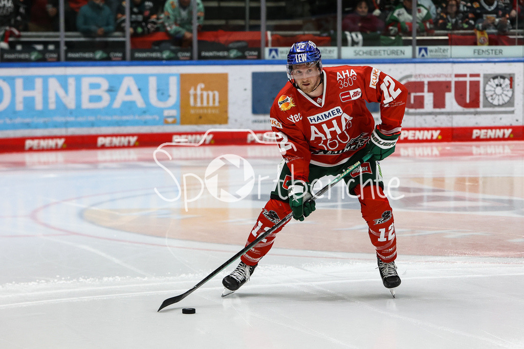 Augsburger Panther - Straubing Tigers | Mirco SACHER (AEV #12) am Puck / Freisteller / Einzelfoto / Freisteller
