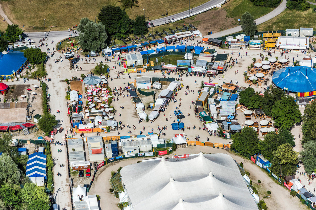 dr__0019520.jpg | MüNCHEN 04.07.2017 Teilnehmer des Sommer Tollwood  Musik- Festivals auf dem Veranstaltungs- Konzertgelände in München im Bundesland Bayern, Deutschland. // Participants in the Sommer Tollwood  music festival on the event concert area in Munich in the state Bavaria, Germany. Foto: Daniel Reiter