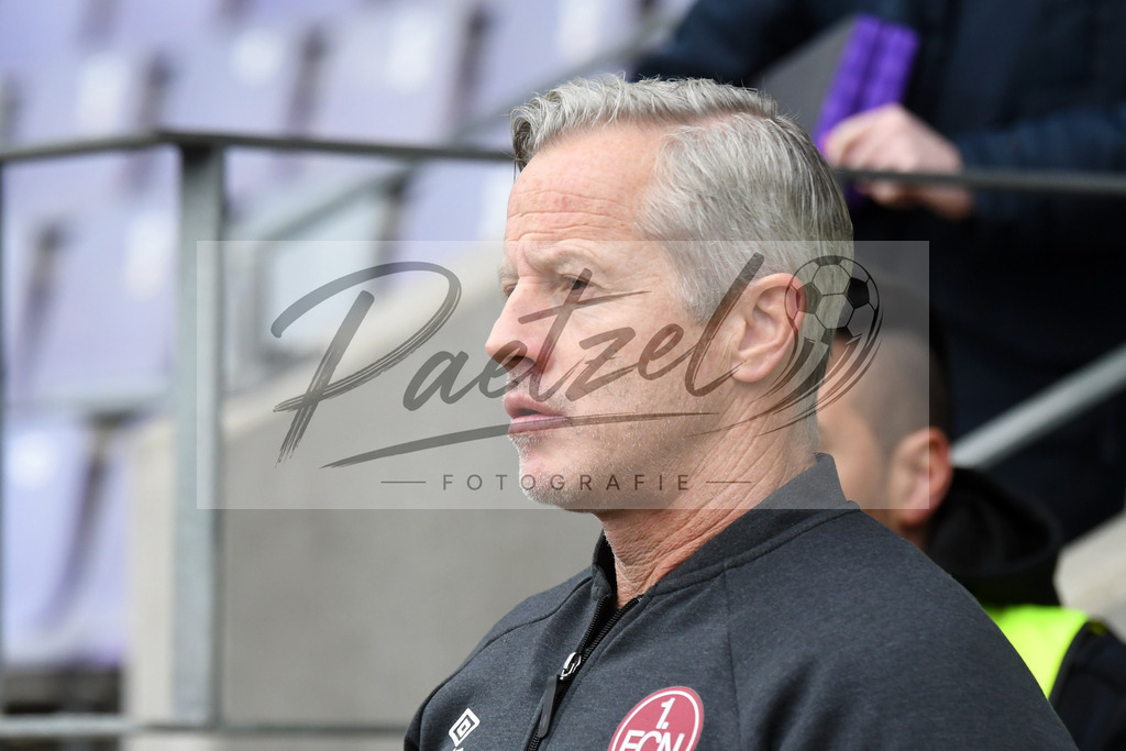 20200208_OSNFCN_0011 | Fußball, Herren: Trainer Jens Keller (1. FC Nuernberg) schaut waehrend des Spiels der 2. Bundesliga zwischen VfL Osnabrueck und 1. FC Nuernberg im Stadion an der Bremer Bruecke am 08.02.2020 in Osnabrueck, Deutschland.DFB / DFL REGULATIONS PROHIBIT ANY USE OF PHOTOGRAPHS AS IMAGE SEQUENCES AND/OR QUASI-VIDEO. - Realisiert mit Pictrs.com