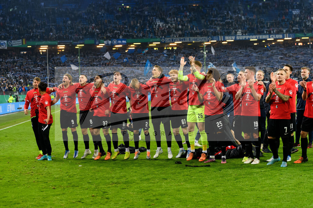 HSVSCF20220419_156 | Fussball, Herren: . Spieler von SC Freiburg Schlussjubel, jubelt nach dem 1:3 Sieg beim DFB-Pokal-Halbfinalspiel zwischen Hamburger SV und SC Freiburg im Volksparkstadion am 19.04.2022 in Hamburg, Deutschland.DFB / DFL REGULATIONS PROHIBIT ANY USE OF PHOTOGRAPHS AS IMAGE SEQUENCES AND/OR QUASI-VIDEO. - Realisiert mit Pictrs.com