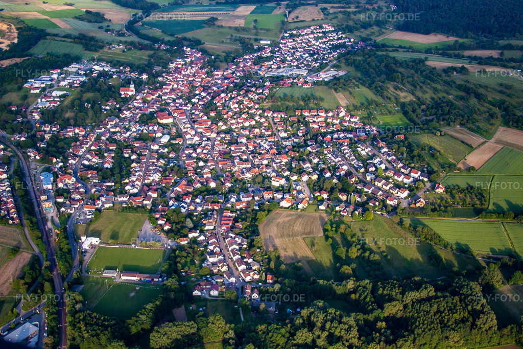 Luftbild: Dorfansicht im Ortsteil Wössingen in Walzbachtal im Bundesland Baden-Württemberg in Deutschland. Foto: IMG_57853.jpg vom 14.06.2013 durch Werner Riehm/FLY-FOTO.de