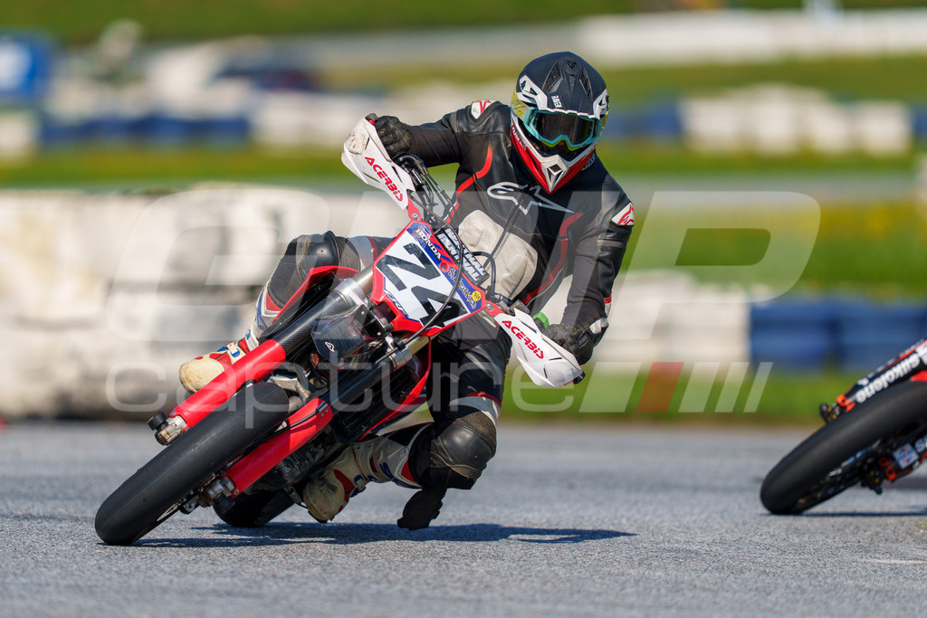SuperMoto_Staatsmeisterschaft_Greinbach_223 | GRIPcapture steht für authentische Sportfotografie in Österreich – für Momente, die mehr sind als Geschwindigkeit oder Ergebnis. Es geht um Emotion, Spannung, Fokus und den Augenblick, der oft nur einen Wimpernschlag dauert.Ob Motorsport, Teamsport oder 