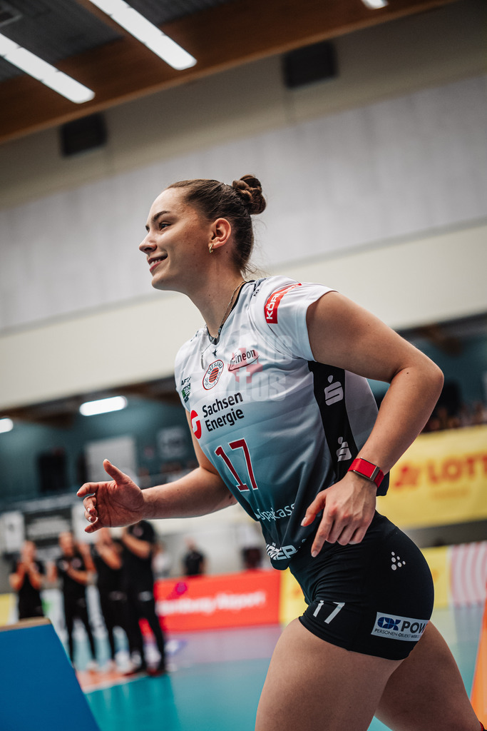 Volleyball | Frauen | Saison 2025/2026 | Volleyball Bundesliga | ETV Hamburger Volksbank Volleys vs. Dresdner SC | 15.11.2025 | Lorena Lorber Fijok (#17, Dresdner SC) läuft in die Arena ein