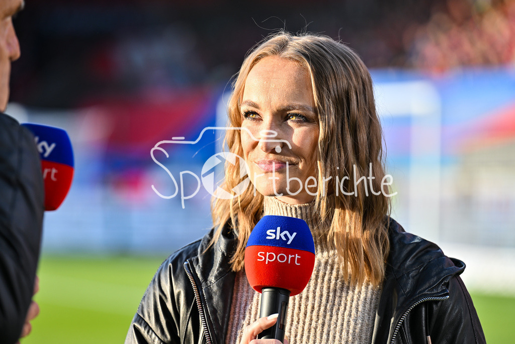 1. FC Heidenheim - SV Elversberg 07 | Im Bild SKY Moderatorin Nele OCIK / Einzelfoto / Freisteller / Relegation Bundesliga: 1. FC Heidenheim - SV Elversberg 07, Voith-Arena am 22.05.2025 / DFL REGULATIONS PROHIBIT ANY USE OF PHOTOGRAPHS AS IMAGE SEQUENCES AND/OR QUASI-VIDEO