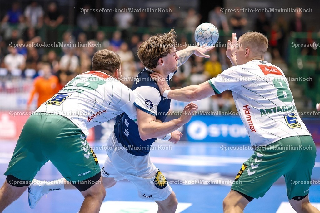 BHC13092501087 | 13.09.2025, Handball, HBL, Bergischer HC - TSV GWD Minden, Unihalle Wuppertal: Elias Scholtes (BHC #04) wird von Ian Weber (GWD Minden #13) und Karolis Antanavicius (GWD Minden #08) festgemacht 