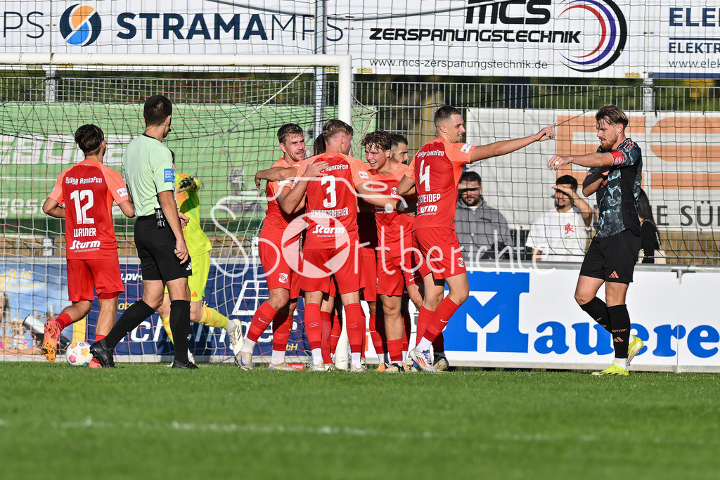 SpVgg Hankofen-Hailing - FC Bayern Amateure | Jubel nach dem Treffer zum 1-0 fuer die Hausherren durch Tobias LERMER (Spvgg #22) / Freude / Happy / Tor / Torschuezte