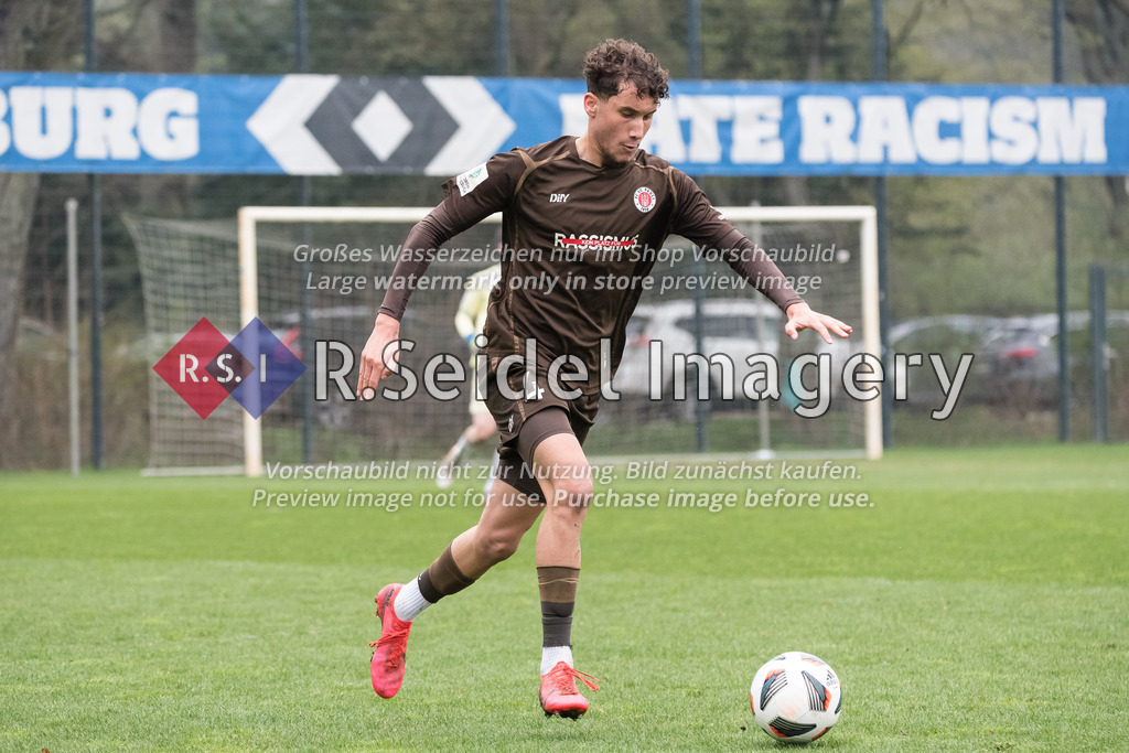 Fußball, Saison 2022/23, Sonderspielrunde U19-Bundesliga, Hamburger SV - FC St. Pauli, Trainingsplatz am Volksparkstadion (Hamburg), 15.04.2023, 3. Spieltag | Selcuk Rinal (#4, Pauli)