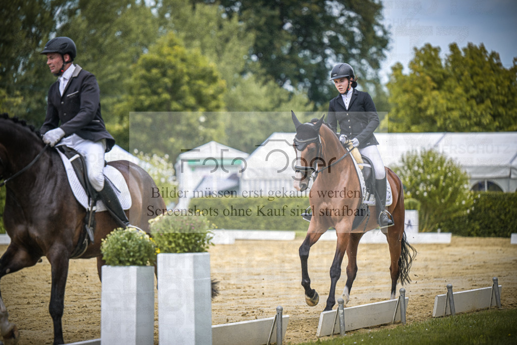 DOS_1397 | Entdecke hochwertige Reitturnierfotos von Foto Oger. Professionell, emotional und authentisch – jetzt Lieblingsmomente im Shop bestellen.Deutschlandweite Turnierfotografie. - Realisiert mit Pictrs.com