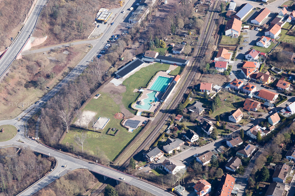 Luftbild: Freibad in Annweiler am Trifels im Bundesland Rheinland-Pfalz in Deutschland. Foto: IMG_097000.jpg vom 25.02.2017 durch Werner Riehm/FLY-FOTO.de