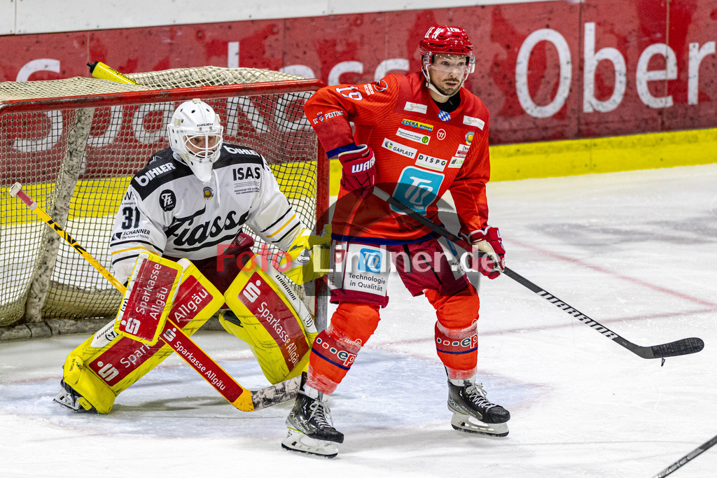 EC Peiting vs EV Füssen | Eishockey Oberliga Süd 2023/2024, EC Peiting vs EV Füssen,
Marco HABERMANN (ECP 19) versperrt die Sicht von Rihards BABULIS (EVF Goali 31),
2023-10-29 in Peiting (Eisstadion)
31 Rihards BABULIS (EVF Goali 31), 19 Marco HABERMANN (ECP 19), 94 Tobias BAADER (EVF 94)
Copyright: WolfgangxLindner sportworld