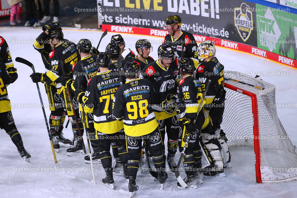 Kre2DEL15032301058 | Krefeld, 15.03.2023, Eishockey, DEL2, Viertelfinale, 1. Spiel, Playoffs, Yayla Arena, Krefeld Pinguine - Dresdner Eislöwen: Die Mannschaft steht nach dem 4:2 Sieg jubelnd zusammen auf dem Eis 