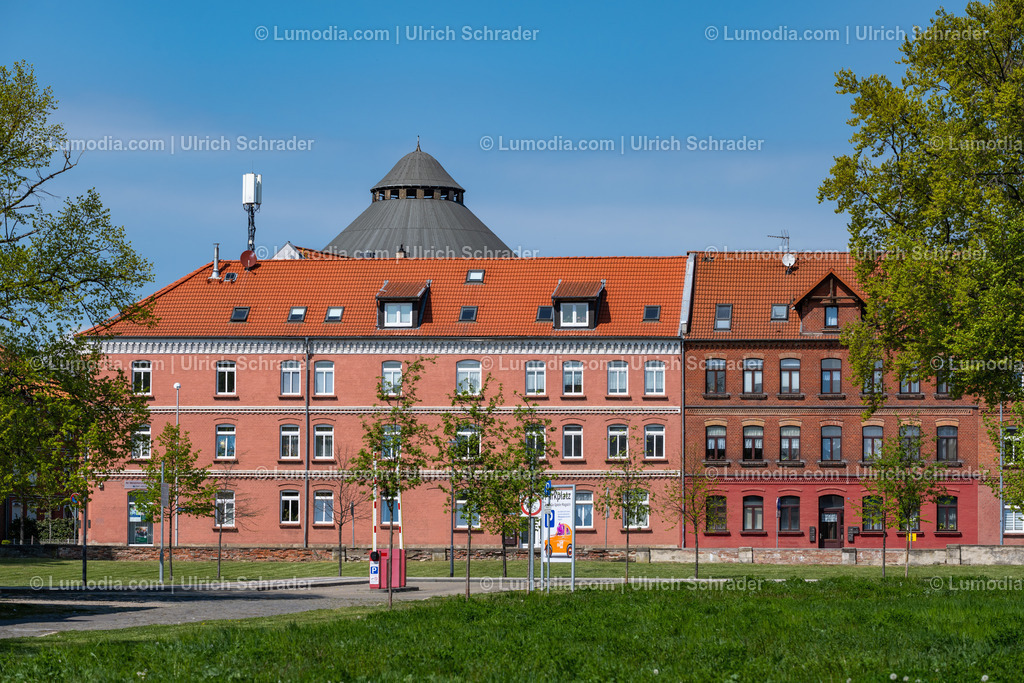 10049-12811 - Halberstadt - Harmoniestrasse | Stockfoto und Bilderpool mit Bildmaterial aus Deutschland, dem Harz, Halberstadt, Quedlinburg, Wernigerode und weltweit. Qualitativ hochwertige und professionelle Fotos anschauen und kaufen. - Realisiert mit Pictrs.com