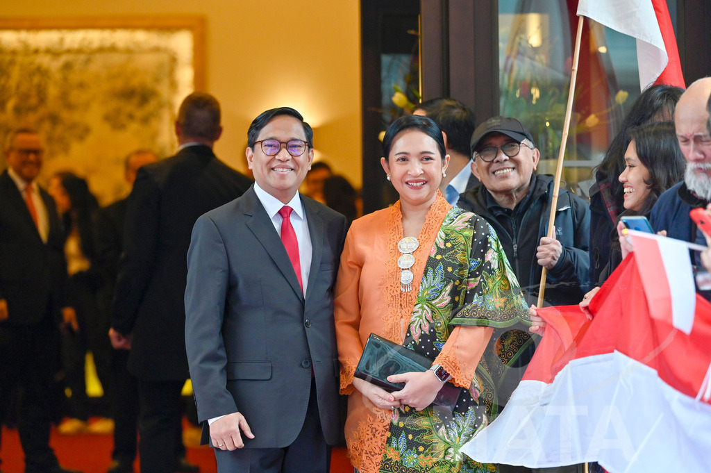 _DWA5355 | Welcoming Jokowi Widodo's arrival by the Indonesian people at Kastens Luisenhof Hotel in the context of the opening of Hannover Messe with Indonesia as Country Partner. Hannover, 15.04.2023 - Realisiert mit Pictrs.com
