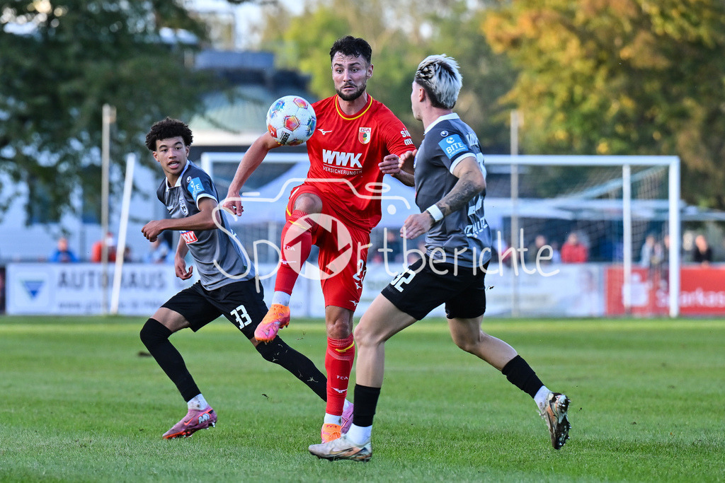 FC Augsburg - SSV Ulm 1846 Fussball | v. l. Evan BROWN (SSV Ulm 33), Maximilian BAUER (FC Augsburg 23) und Niklas KÖLLE (SSV Ulm 32) / Zweikampf / Testspiel: FC Augsburg - SSV Ulm 1846 Fussball; TSV Burgau Sportzentrum am 08.10.2025
