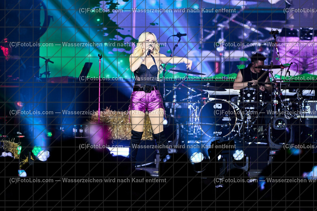 ALP2594_BergBauernTour-Konzert_Naschenweng Melissa | (C)FotoLois.com, Alois Spandl, BergBauernTour 2023 - Melissa Naschenweng, Tourstop in Wieselburg, Konzert im NV-Forum Wieselburg, Sa 8. April 2023.