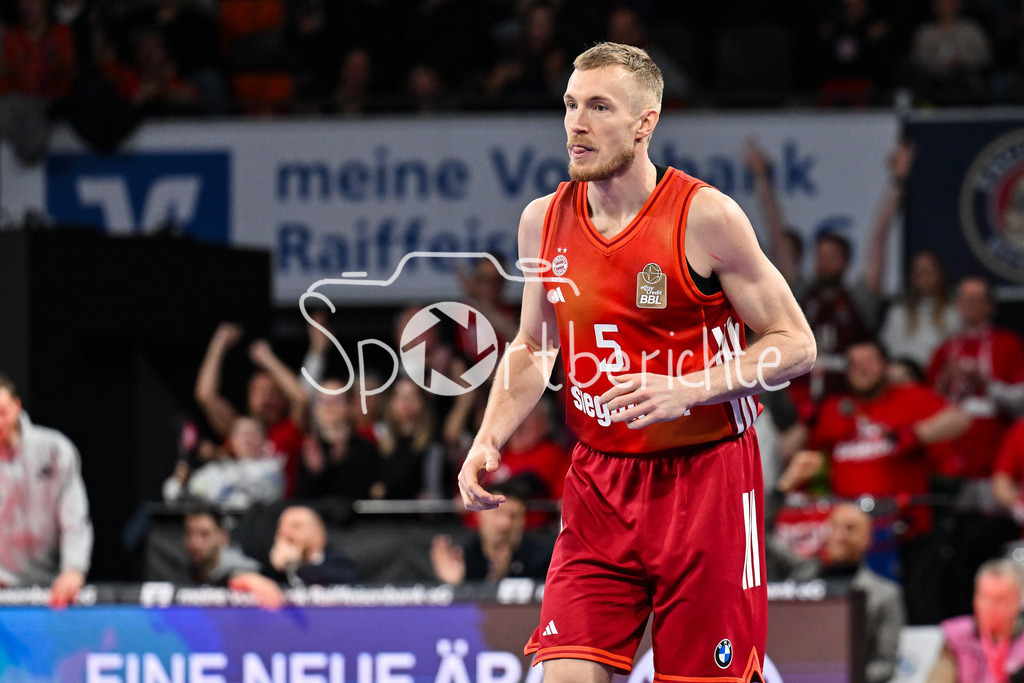 FC Bayern München - Skyliners Frankfurt | MUNICH, GERMANY - 17. FEBRUARY: im Bild Niels GIFFEY (FC Bayern Basketball 5) / Einzelfoto / Freisteller während dem Spiel zwischen dem FC Bayern München und den Skyliners Frankfurt am 21. Spieltag der easyCredit BBL im BMW Park