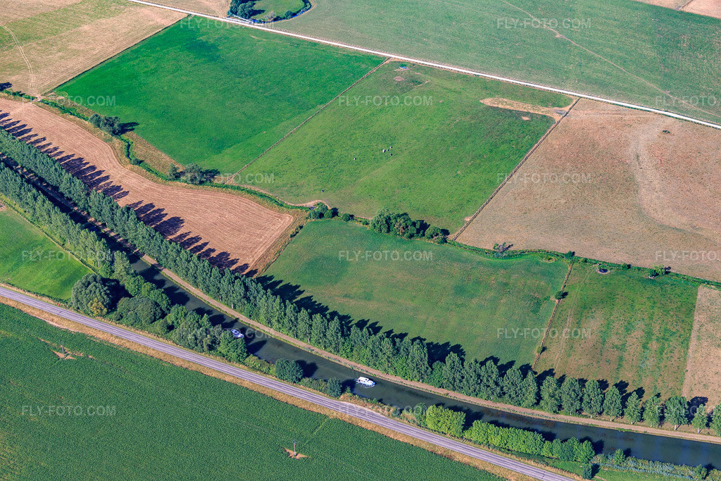 Aerial view: Houseboats on the Canal de l'Est in Lacroix-sur-Meuse in the state Meuse, France. – Photo: IMG_083334.jpg taken on 07/12/2015 by Werner Riehm/FLY-FOTO.com – Resolution of the original: 5472 x 3648 px