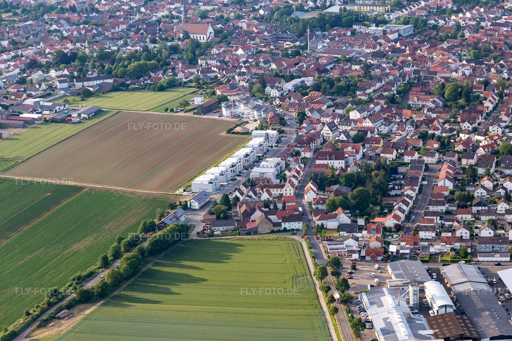 Luftbild: Raiffeisenstr in Herxheim bei Landau im Bundesland Rheinland-Pfalz in Deutschland. Foto: IMG_120781.jpg vom 03.06.2020 durch Werner Riehm/FLY-FOTO.de