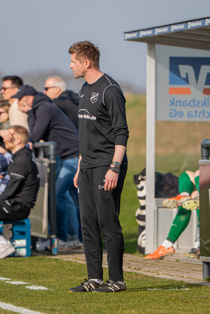 Fußball I Herren I Saison 2025-2026 I Bezirksliga Weser-Ems 4 I 22. Spieltag I Vfl Oythe  - SV Bethen I 7067 | jns.sportfotos - Realisiert mit Pictrs.com