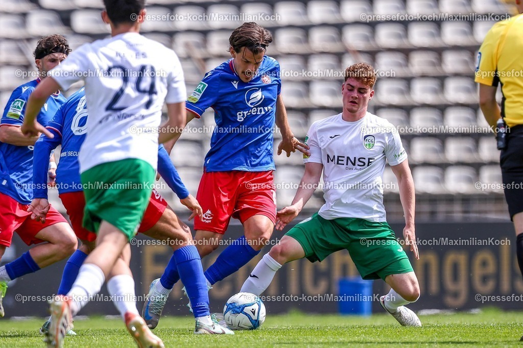 xKWIx02052601103 | 2026.05.02, xkwix, Fußball, Regionalliga West, Wuppertaler SV -  FC Gütersloh, Stadion am Zoo, 32.Spieltag, Saison 2025 / 2026: Jakob Korte (FC Gütersloh #25) im Zweikampf gegen Nicolas Hirschberger (Wuppertaler SV #16) DFB regulations prohibit any use of photographs as image sequences and or quasi-video. Photo: xKamilxWilkowskixPressefotoKochx