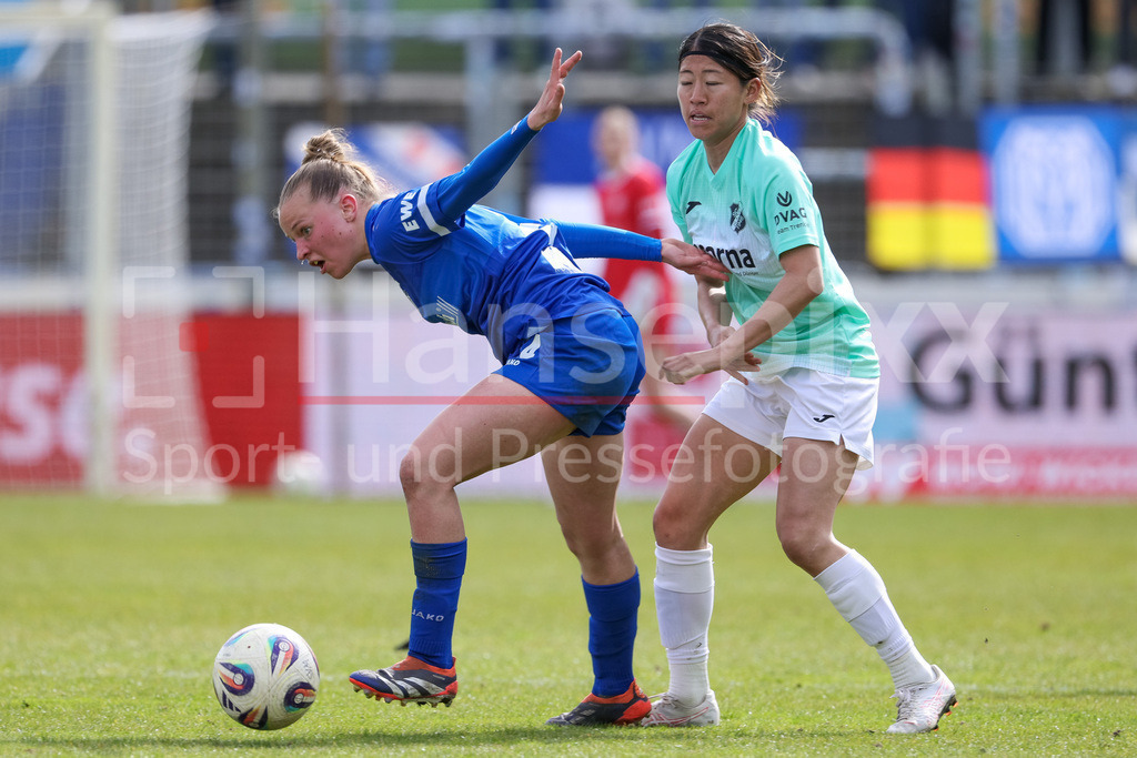 Fussball, 2. Frauen-Bundesliga, SV Meppen - SC Sand | v.li.: Lilly Bartke (SV Meppen, 24) und Moemi Ishibuchi (SC Sand, 18) im Zweikampf, Duell, Dynamik, Aktion, Action, Spielszene, DIE DFB-RICHTLINIEN UNTERSAGEN JEGLICHE NUTZUNG VON FOTOS ALS SEQUENZBILDER UND/ODER VIDEOÄHNLICHE FOTOSTRECKEN. DFB REGULATIONS PROHIBIT ANY USE OF PHOTOGRAPHS AS IMAGE SEQUENCES AND/OR QUASI-VIDEO.