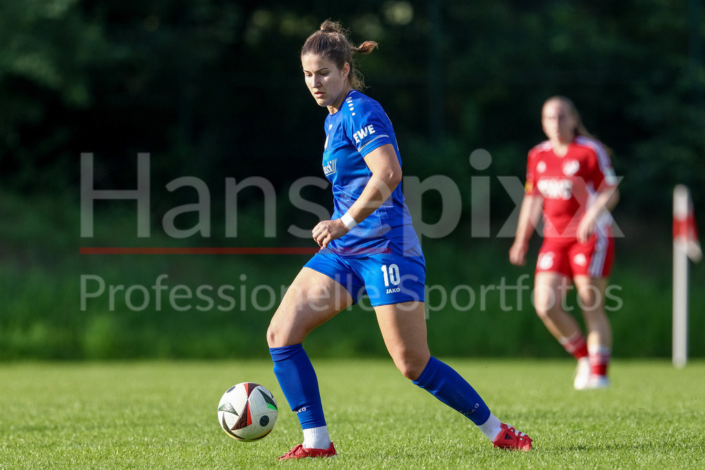 Fussball, Testspiel Frauen, SV Meppen - SpVg Aurich | Anouk Blaschka (SV Meppen, 10) am Ball, Einzelbild, Ganzkörper, Aktion, Action, Spielszene