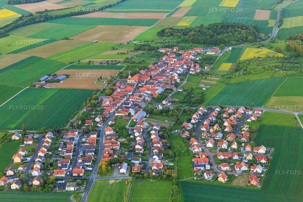 Luftbild: Dorf - Ansicht aus Westen im Ortsteil Egenhausen in Werneck im Bundesland Bayern in Deutschland. Foto: IMG_099945.jpg vom 25.05.2017 durch Werner Riehm/FLY-FOTO.de