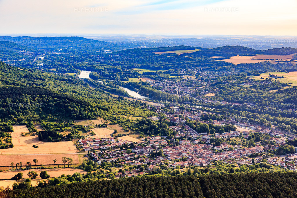 Luftbild: Ortsansicht von Südwesten in Novéant-sur-Moselle im Bundesland Moselle in Frankreich.Foto: IMG_083245.jpg vom 12.07.2015 durch Werner Riehm/FLY-FOTO.deAuflösung des Originals: 5397 x 3598 px