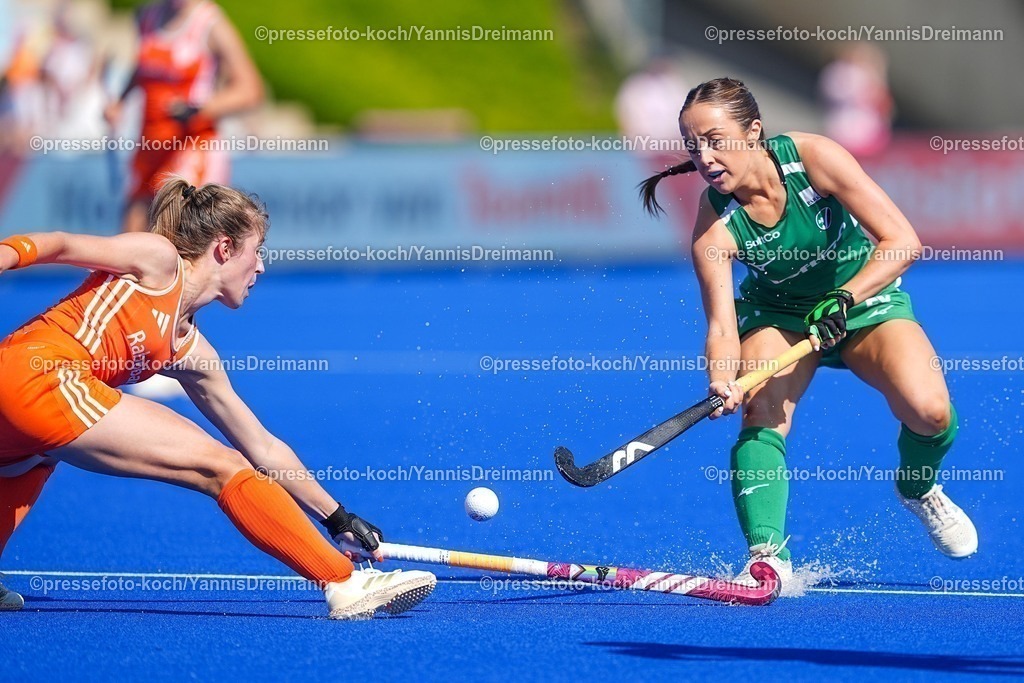 xydrx09082503014 | 09.08.2025, xydrx, Frauen EuroHockey Championship 2025, Gruppenphase, Gruppe a, Niederlande - Irland, Sparkassenpark Mönchengladbach: Renee van Laarhoven (NED #9) im Zweikampf gegen Matie Mckee (IRL #21)