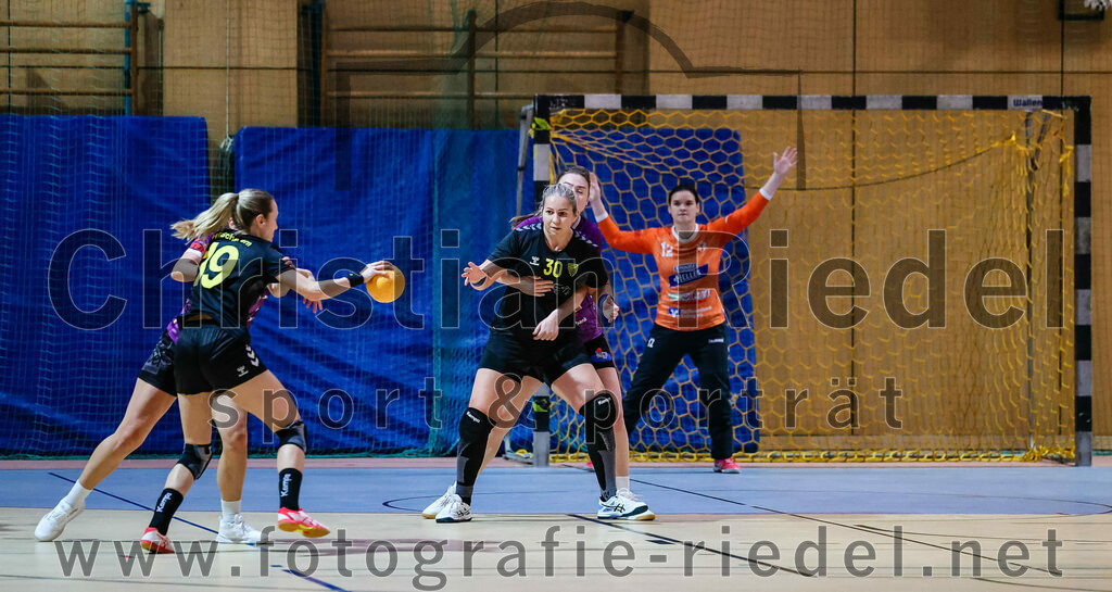 2023-12-17_018_SpVgg_Altenerding_II_gegen_HF_Scheyern | Erding, Deutschland, 17.12.2023:
Handball, Bezirksliga Frauen Altbayern 2023 / 2024, 9. Spieltag, SpVgg Altenerding II gegen HF Scheyern, Endergebnis: 22:26

Kathrin Fink (HF Scheyern, #19), Amalia Moldovan (HF Scheyern, #30), Torfrau Anna-Lena Schmitt (SpVgg Altenerding, #12)

Foto: Christian Riedel / fotografie-riedel.net