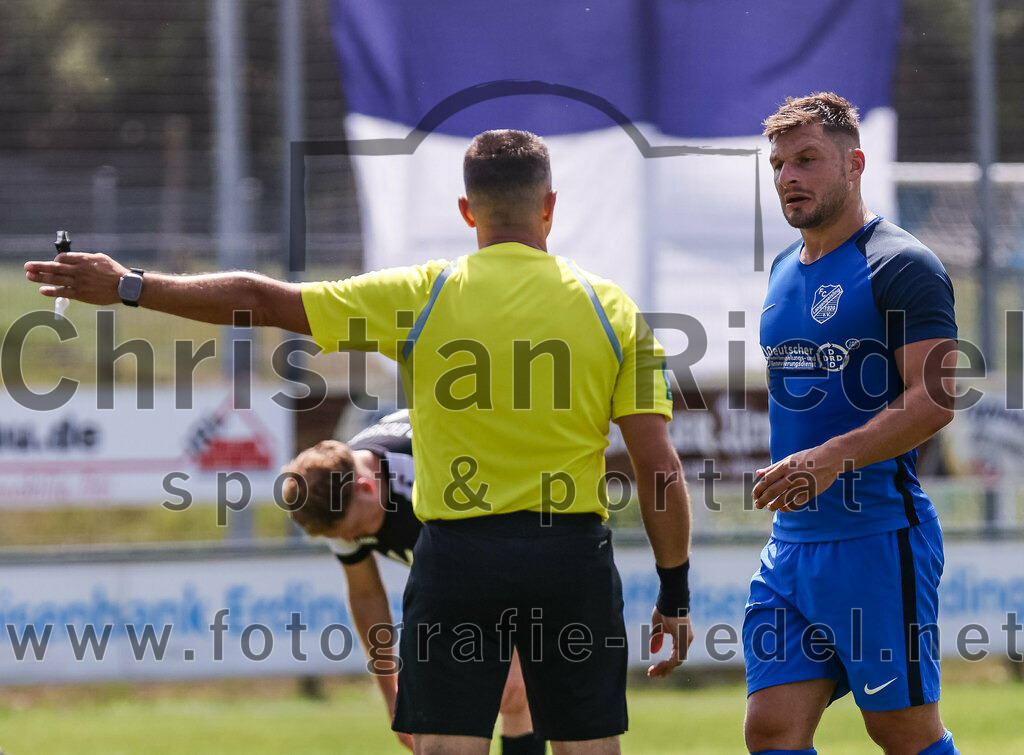 2023-07-22_114_FC_Langengeisling_gegen_VfB_Eichstaett_II | Erding, Deutschland, 22.07.2023:
Fußball, Bezirksliga Oberbayern Ost 2023 / 2024, Testspiel, FC Langengeisling gegen VfB Eichstätt II, Endergebnis: 3:2

Schiedsrichter Ladislau Kis, Andreas Buchberger (FC Langengeisling, #6)

Foto: Christian Riedel / fotografie-riedel.net