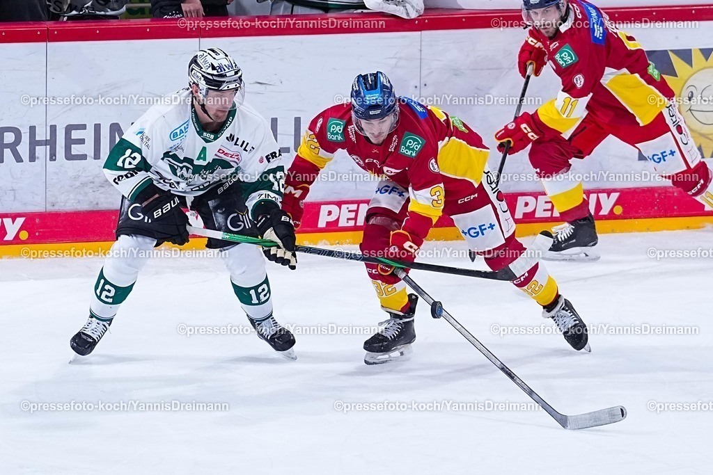 xYDRx12122501037 | 12.12.2025, xydrx, Eishockey, DEL2, Düsseldorfer EG - Bietigheim Steelers, PSD Bank Dome Düsseldorf: Pawel Dronia (Bietigheim Steelers #12) im Zweikampf gegen Joel Hofmann (Düsseldorfer EG #32)Photo: xYannisxDreimannxPressefotoKochx