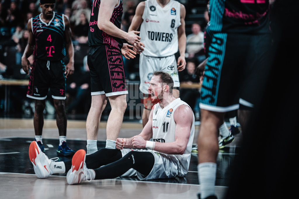 Basketball | Männer | Saison 2023/2024 | easyCredit Basketball Bundesliga | Veolia Towers Hamburg vs. Telekom Baskets Bonn | 03.02.2024 | Aleksander Dziewa (#10, Veolia Towers Hamburg) jubelt am Boden