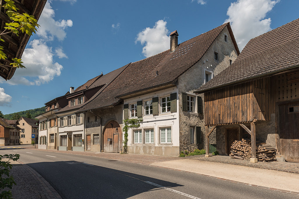 Historische Häuserzeile | in Ziefen, Baselland, Schweiz. - Realisiert mit Pictrs.com